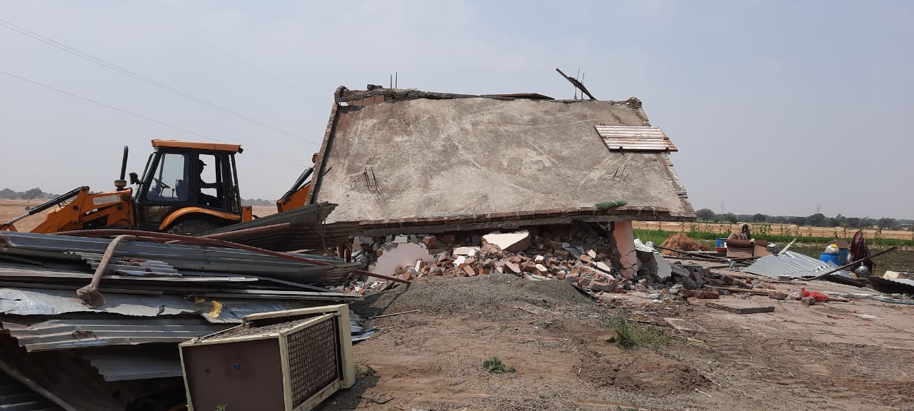कांग्रेस नेता शिवा चौधरी के भिमसी गाव के फार्म हाउस पर भी प्रशासन का चला बुलडोजर, इसके पूर्व केदारेश्वर मंदिर के पास नजूल की जमीन पर बना मकान ध्वस्त किया था और 1 दिन पूर्व ही दो थानों पर 7 प्रकरण दर्ज किए थे, प्रशासन की अब तक की सबसे बड़ी कार्रवाई भू माफिया और अपराधी तत्वों में मचा हड़कंप