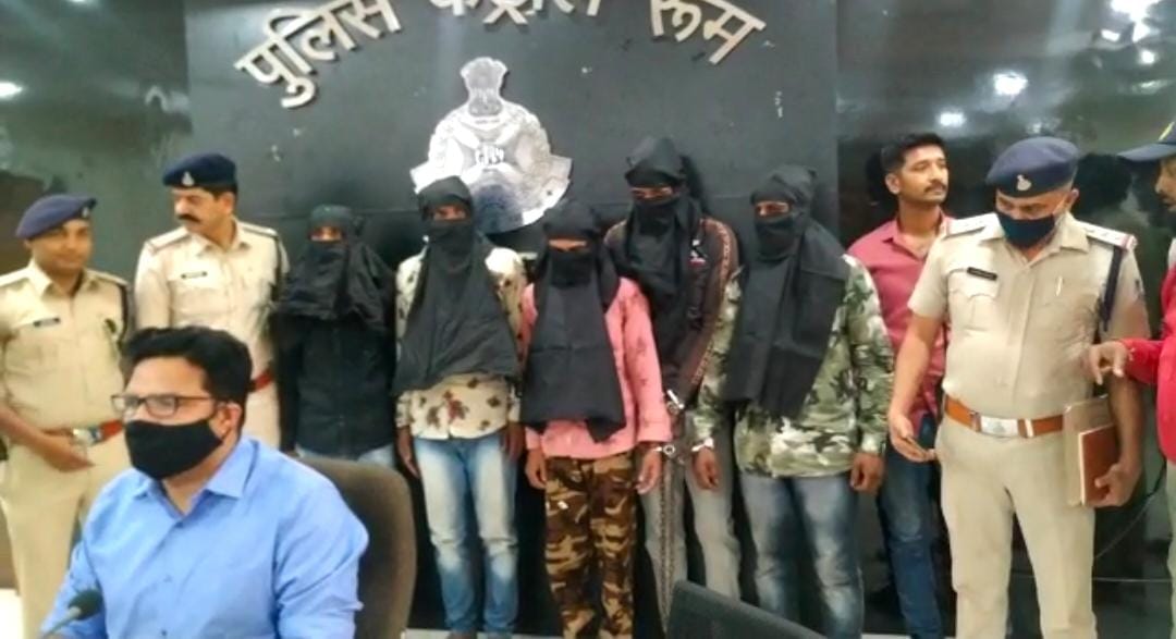 बैंक नोट प्रेस पुलिस को मिली बड़ी सफलता,सड़क पर बेजुबान गाय बैल को गाड़ी मे भरकर वध के लिए ले जाने वाले गिरोह के  पांच आरोपी  तीन देसी पिस्तौल और छुरे के साथ  गिरफ्तार , हिंदू संगठन में भी पुलिस की कार्रवाई की सराहना