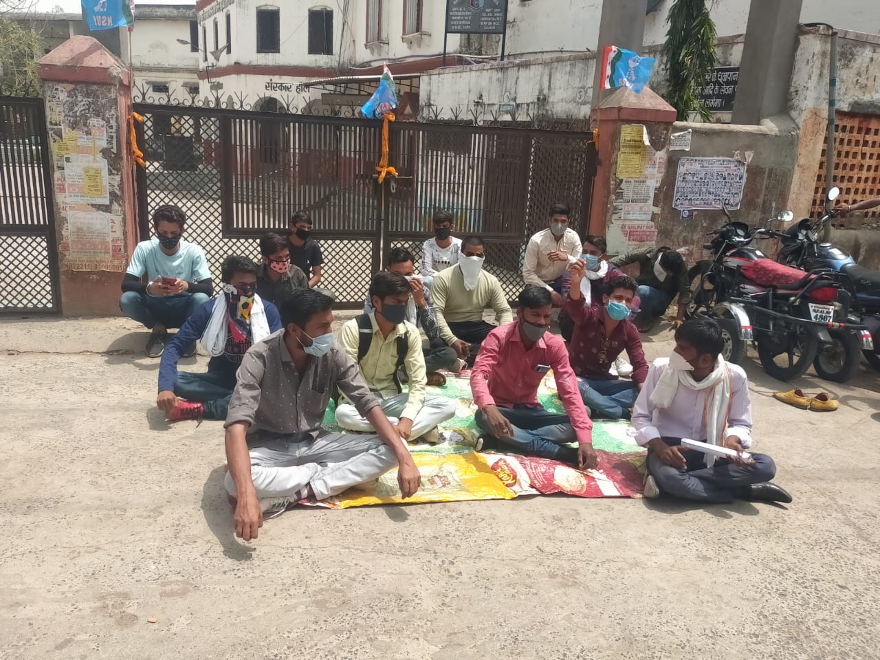 भारतीय राष्ट्रीय छात्र संगठन ने  महाविद्यालय के गेट पर लगाया ताला