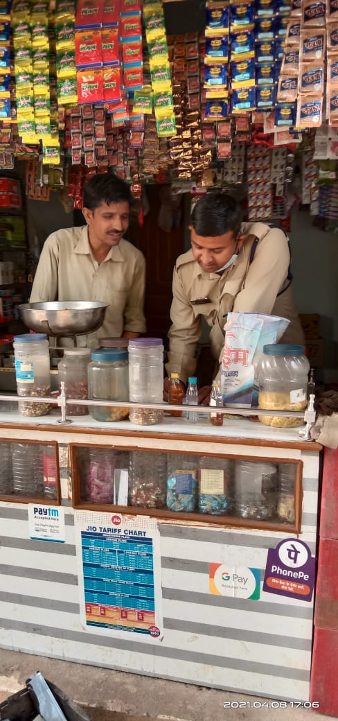 देवास आबकारी  की एक और  बड़ी कार्यवाही*

सी.एम. हेल्प लाइन की शिकायत पर  सोनकच्छ मे आज ग्राम बेरखेड़ी ,खेरिया जागीर,कुमारिया राव ,जेल रोड के पास,एवं ग्राम बाबई मे प्रभावी कार्यवाही की गई* किराने के सामान के साथ बिक रही थी शराब
 
*कुल 06  प्रकरण पंजीबद्ध*

*कुल 53 पाव प्लेन देशी मदिरा,28 बोतल बियर, 01 लीटर हाथ भट्टी मदिरा जप्त की गई*

*जप्त सामग्री  की कीमत 8625 रु*
