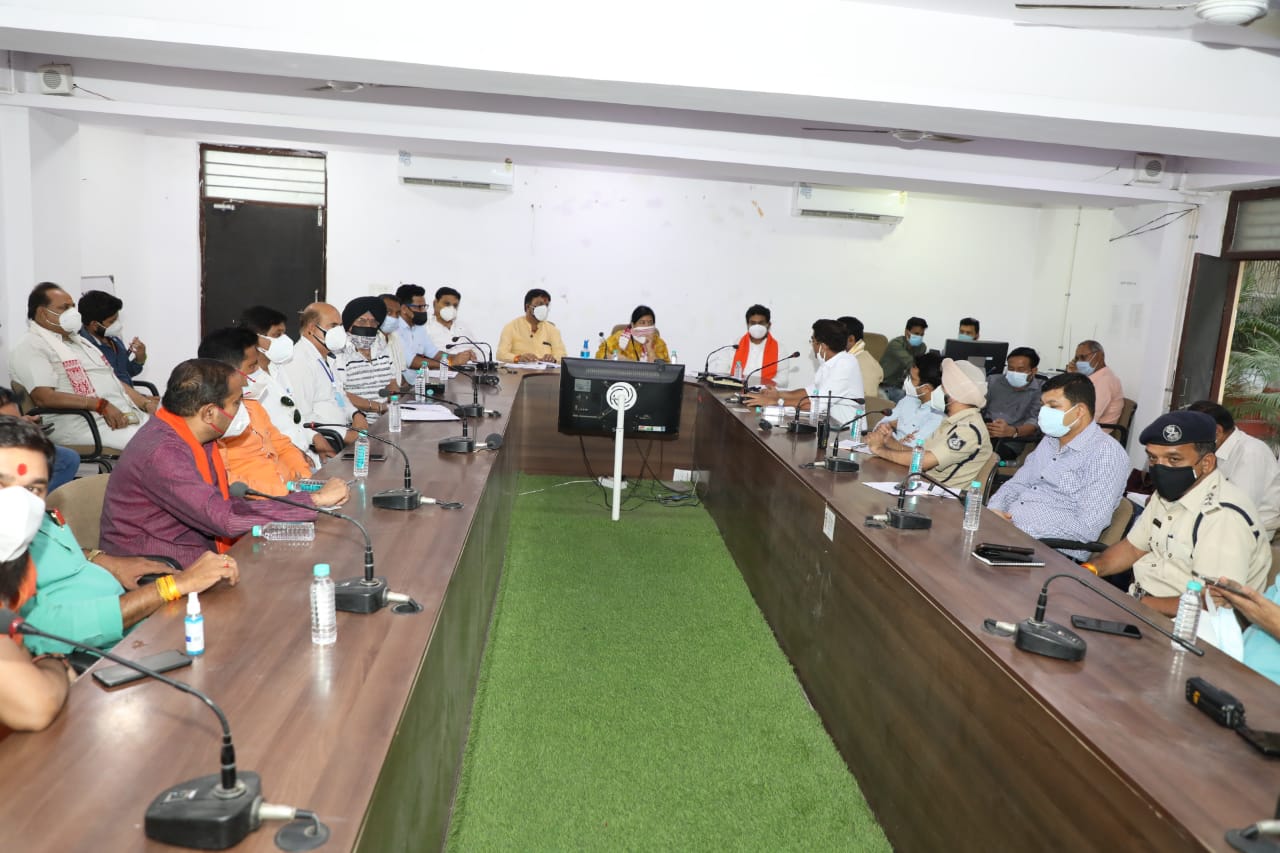 सोमवार 19 अप्रैल 2021 को लॉकडाउन में प्रात: 7.00 बजे से 10.00 बजे तक (3 घंटे) रहेगी छूट, इसके पश्चात रहेगा पूर्ण लॉकडाउन
—— 
एक सप्ताह तक रहेगा जारी रहेगा लॉकडान
———— 
बिना मास्क एवं बेवजह घूमने वालों को भेजा जाएगा अस्थाई जेल
——— 
प्रभारी मंत्री सुश्री उषा ठाकुर की अध्यक्षता में जिला क्राईसिस मैनेजमेंट की बैठक सम्पन्न