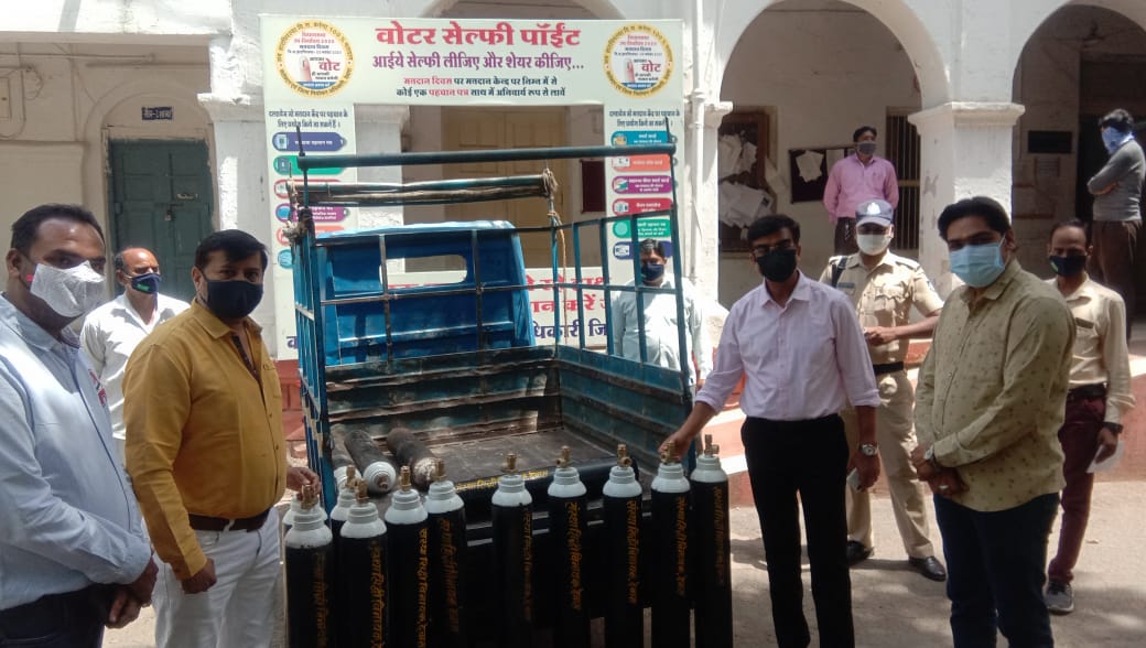 *सहयोग के लिए आगे आई संस्था सिद्धि विनायक, ऑक्सीजन के 15 सिलेंडर कलेक्टर को सौपे, 35 सिलेंडर और दिए जाएंगे*

-अहमदाबाद से बुलवाए सिलेंडर, जिला अस्पताल में मरीजों के आएंगे काम