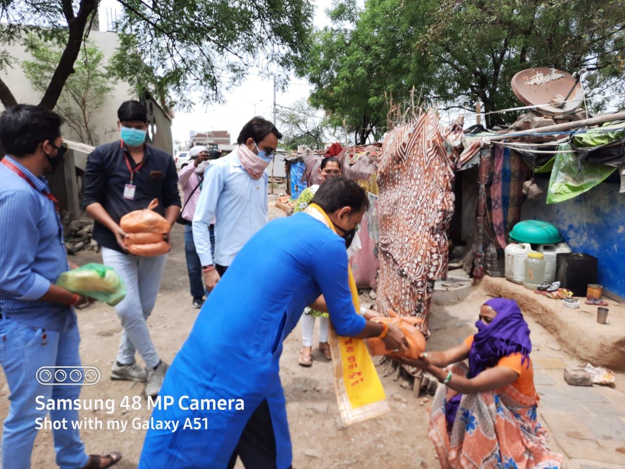 लॉकडाउन की विषम परिस्थिति में पुनः समाजसेवा करते हुए नर्मदे युवा सेना ने गरीब बस्तियों में  राशन वितरित किया