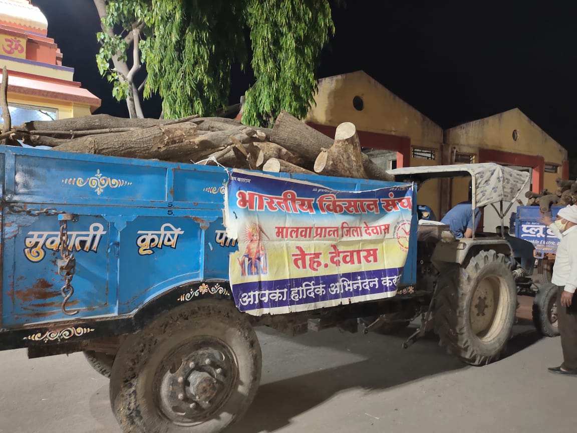गांव से किसानों ने आकर शहर में श्मशान घाट में ट्रैक्टर ट्राली से लकड़ी कंडे की मदद