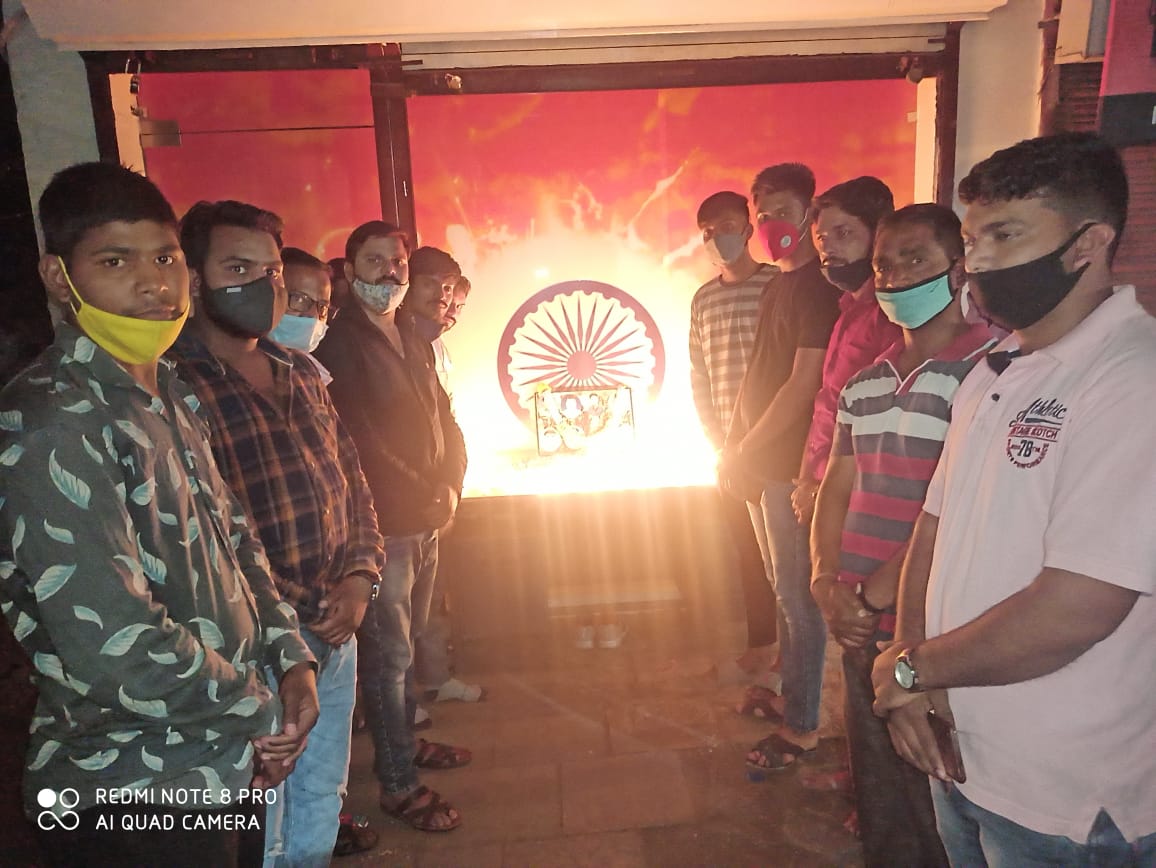 युवा कांग्रेस द्वारा नक्सली हमले में शहीद हुए जवानों को दो  मिनट का मौन रख मोमबत्ती जलाकर पुष्प अर्पित कर श्रद्धांजलि अर्पित की गई