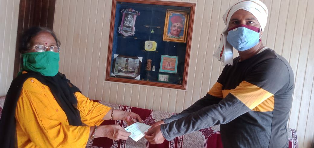 सेवानिवृत्त शिक्षिका ने सेवा भारती जन सहयोग हेतु 21,000 रुपए की राशि भेंट की