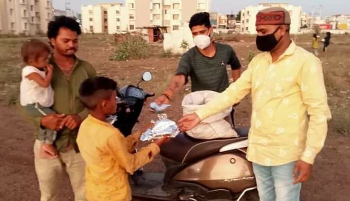 भाजयुमो द्वारा लगातार 30वें दिन भी भोजन प्रसादी वितरण कार्य किया गया