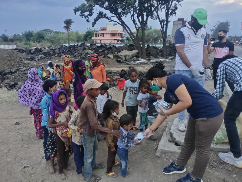 जरूरतमंदो की हर संभव कर रहे मदद