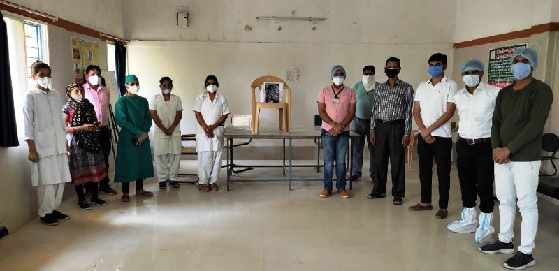 जिलेभर के संविदा स्वास्थ्य कर्मचारियों ने हड़ताल के दौरान शहीद कर्मियों को दी श्रद्धांजलि