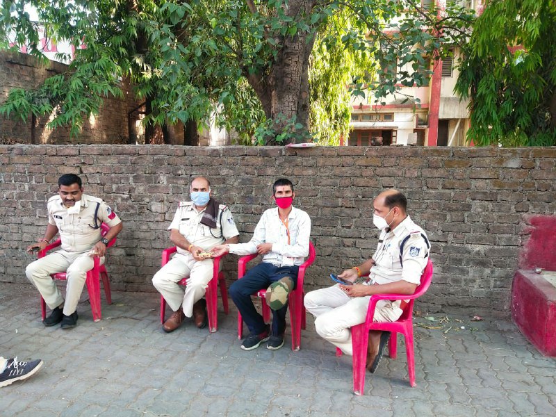 рдХреЛрд░реЛрдирд╛ рдпреЛрджреНрдзрд╛рдУрдВ рдХрд╛ рд╕рдореНрдорд╛рди рдХрд░ рдмрд┐рд╕реНрдХрд┐рдЯ рдХреЗ рдкреИрдХреЗрдЯ рдмрд╛рдВрдЯреЗ