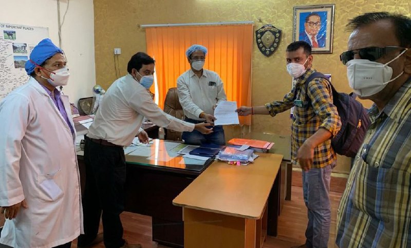 संविदा स्वास्थ्य कर्मचारियों ने मांगो को लेकर कलेक्टर एवं सीएमएचओं को दिया ज्ञापन