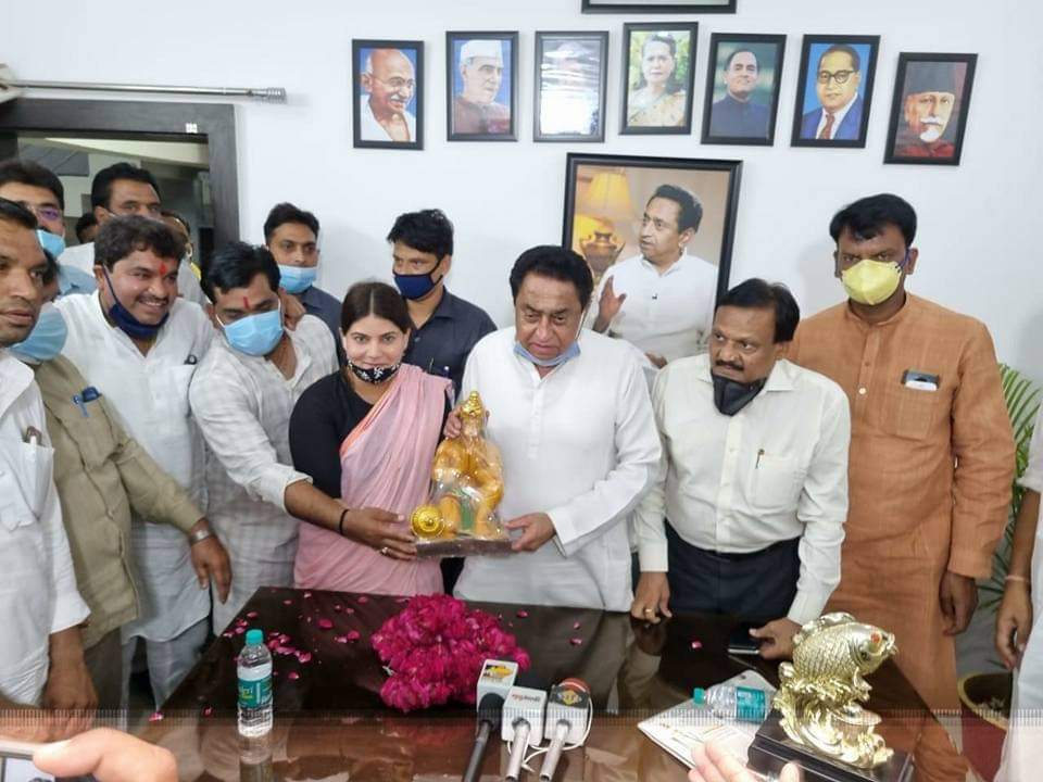 मंत्री के बिना मास्क फोटो वायरल के बाद अब पूर्व मंत्री का मास्क नहीं लगाने का फोटो चर्चा में