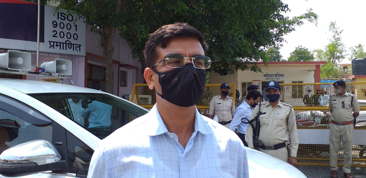 कलेक्टर श्री चन्द्रमौली शुक्ला ने नागरिकों से की अपील  18 साल से अधिक आयु वाले सभी व्यक्ति कोविड-19 का टीका अवश्य लगवाये,  27 मई गुरुवार को शहरी क्षेत्र में आठ स्थानों पर होगा टीकाकरण