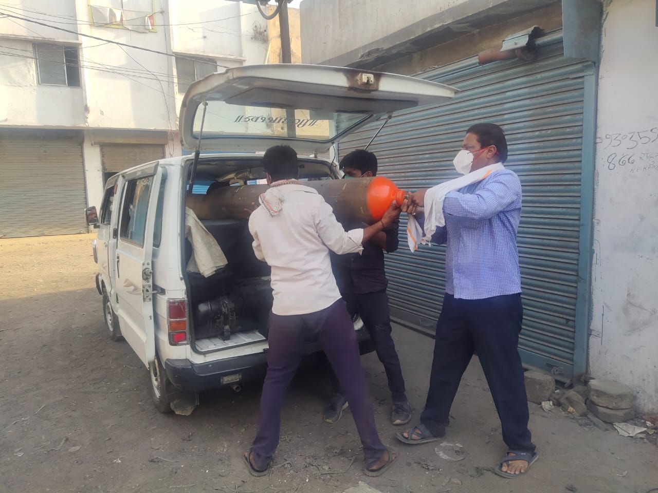 अपनी जान की परवाह ना कर लोगों का जीवन बचाने वाला देवास का कोरोना योद्धा इंदौर में भी मिसाल बन गया है, देखिए खास वीडियो खबर ,पाए आपदा में मदद