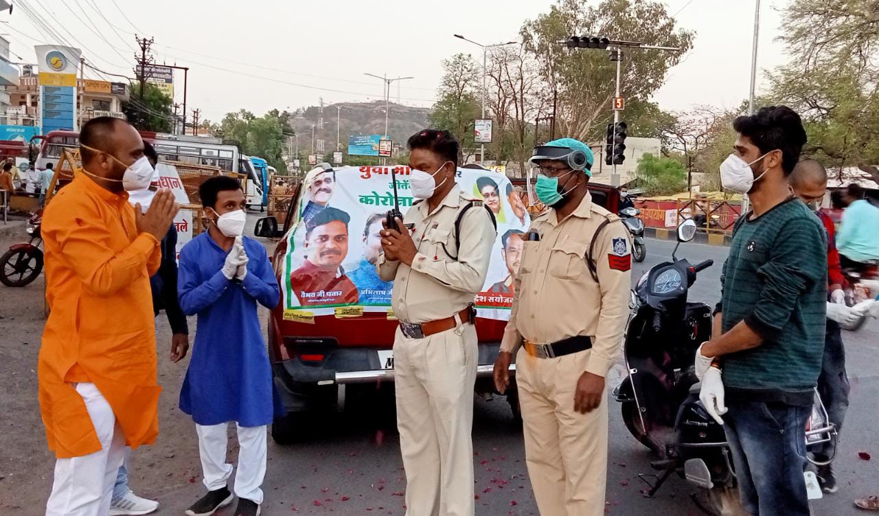 पुलिस अधिकारियों एवं  जवानों का भाजयुमो ने किया स्वागत सम्मान