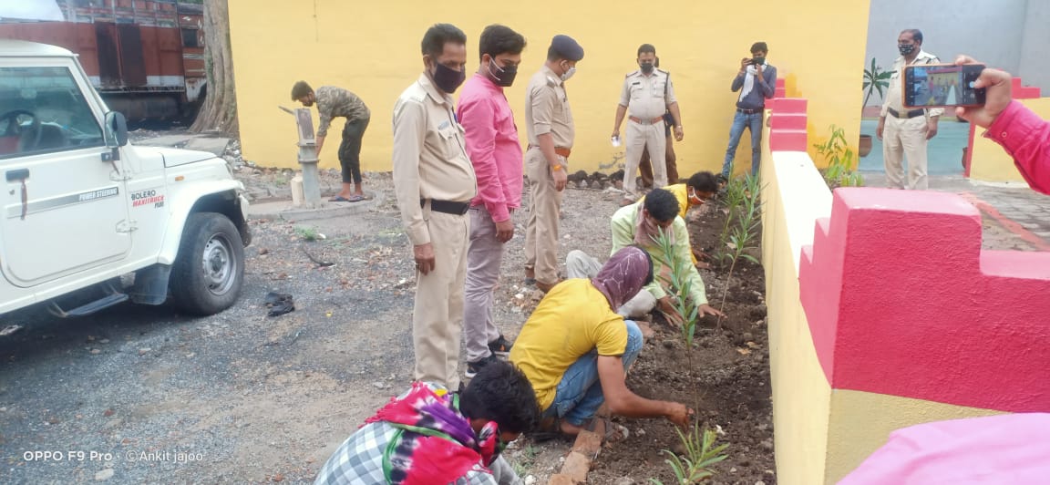 भोरासा थाने की पहल के बाद अब सोनकच्छ थाने में भी कोरोना गाइडलाईन का उलंघन करने वालो से लगवाए पौधे। पौधे लगाकर लोग भी हुए खुश, सजा देने का सकारात्मक प्रयास