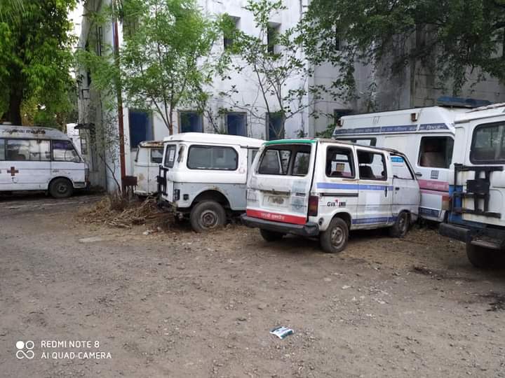 महामारी के दौरान मेंटेनेंस के अभाव में सड़ रही है एंबुलेंस इधर कांग्रेस विधायक दे रहे हैं नई एंबुलेंस।           कुछ दिनों में इनका भी ऐसा हश्र नहीं हो कांग्रेस ।