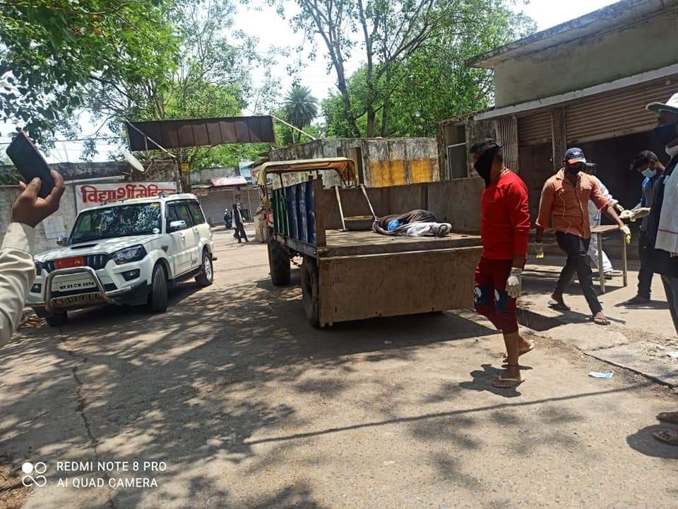 आजादी के 74 साल बाद भी आज नही मिला नगर को शव वाहन।  मानवता हुई शर्मशार अज्ञात शव को कचरा वाहन में ले जाकर दफनाया गया