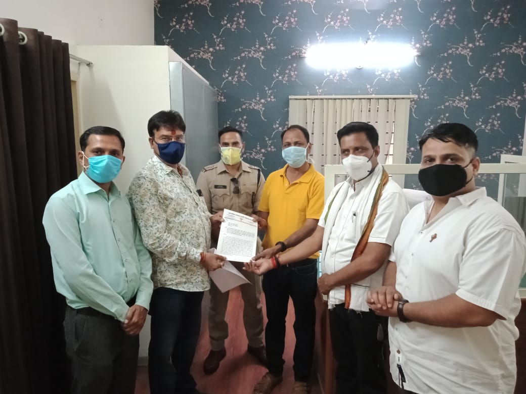 पूर्व मुख्यमंत्री कमलनाथ जी पर प्रकरण दर्ज करने की मांग को लेकर भाजपा जिला देवास ने दिया आवेदन