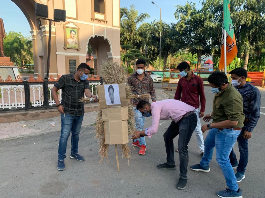 पुलिस प्रशासन सत्ता के भारी दबाव में, बिना अनुमति के कमलनाथ का पुतला जलाने के बाद नहीं हुई भाजपा नेताओं के खिलाफ एफ आई आर दर्ज -कांग्रेस