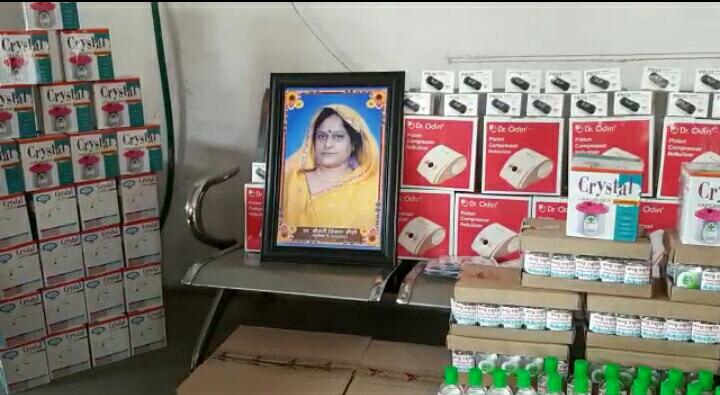 पूर्व मंत्री जोशी के पुत्र ने अपनी माता की स्मृति में फ्रंटलाइन वर्कर्स को वितरण हेतु ली 5 लाख की सामग्री, आगामी दिनों में करेंगे वितरण