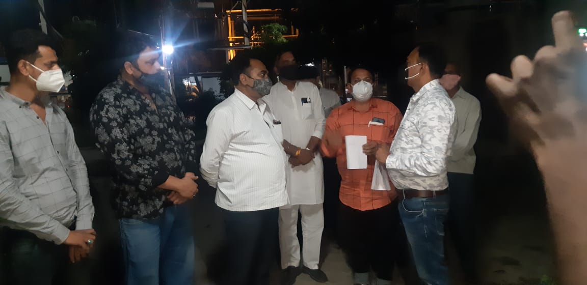 युवा मोर्चा कार्यकर्ताओं पर एफ आई आर दर्ज करने को लेकर ब्लॉक कांग्रेस ने सीएसपी सिंह को दिया ज्ञापन