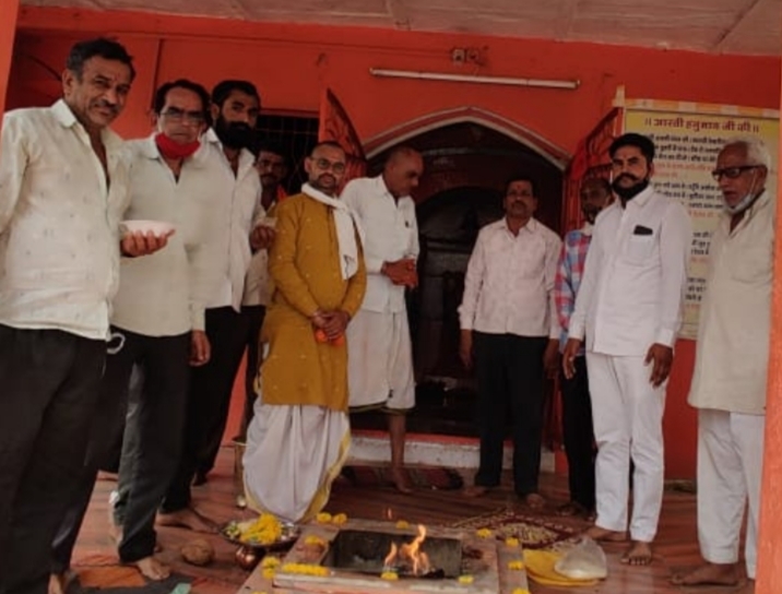 हनुमान मंदिर में सर्वधर्म समाज द्वारा यज्ञ हवन व जाप किया गया। निरन्तर पांच दिन तक जाप होगा