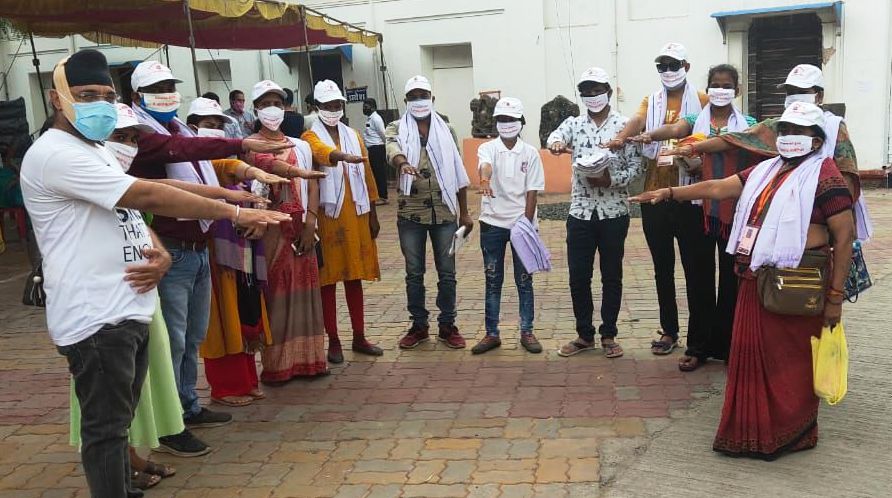 कोरोना वालंटियर को किट वितरण किए