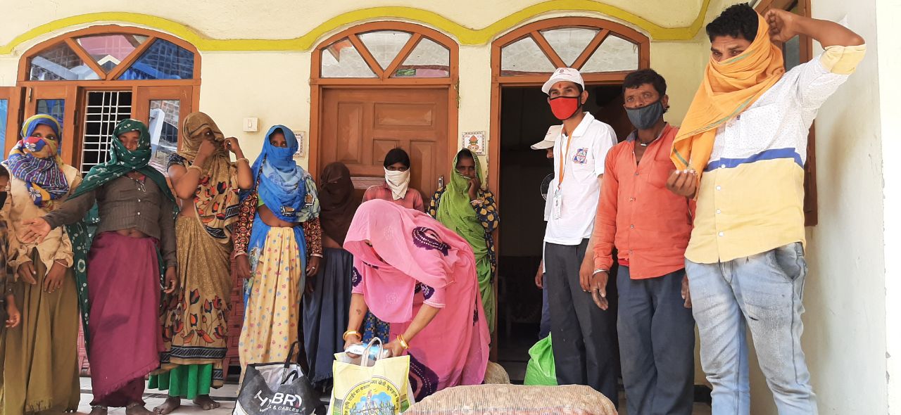 महिला कृषक ने प्रवासी मजदूरों व जरूरतमंदों को वितरित की खाद्य सामग्री