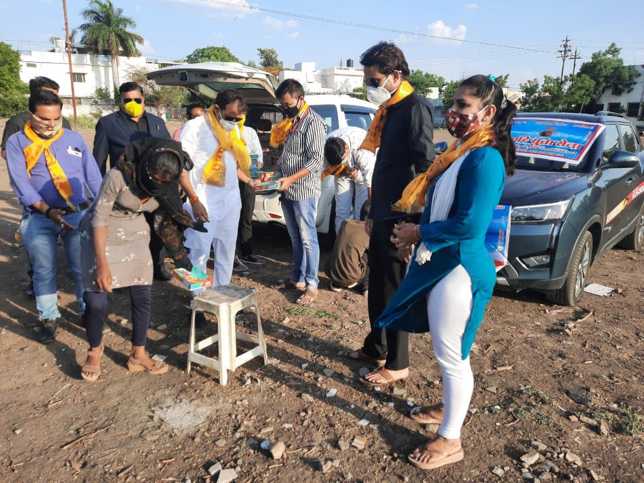 लगातार गरीबो की सेवा में नर्मदे युवा सेना, 25 दिनों से लगातार बाट रही भोजन के पैकेट