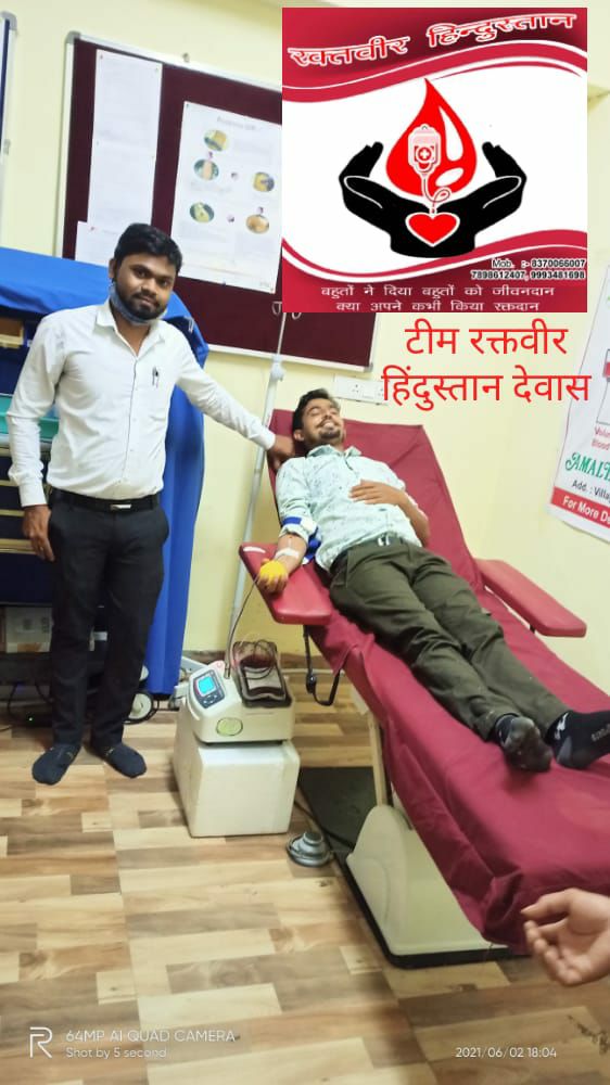 वैक्सीन से पहले टीम रक्तवीर हिंदुस्तान के सदस्यों ने किया रक्तदान