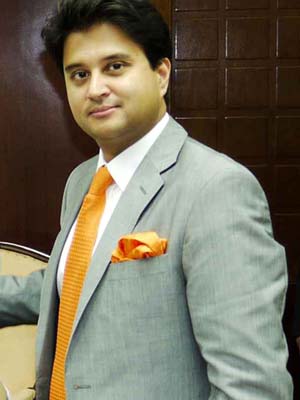 संघ और भाजपा  का नया चेहरा ,  ‘महाराज’ बन रहे हैं एचआरडी मिनिस्टर!