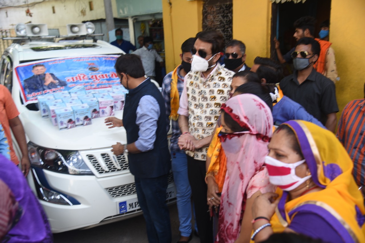 नौनिहालों को महामारी से बचाने के लिए नर्मदे युवा सेना बांट रही वेपोराइजर मशीन