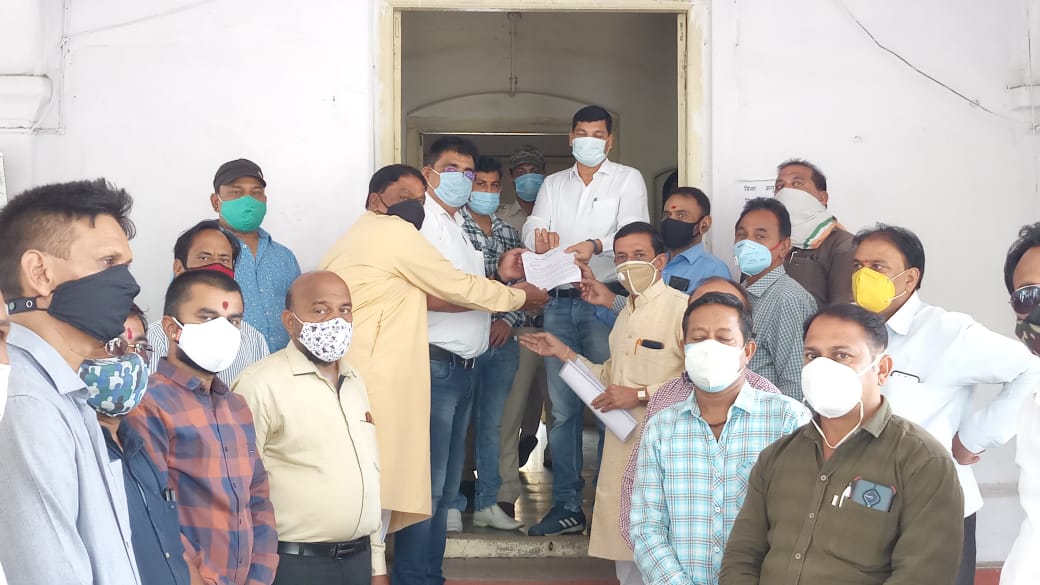 प्रतिदिन एक करोड़ वैक्सीन व हर नागरिक को मुफ्त वैक्सीन लगाने को लेकर कांग्रेस ने दिया राष्ट्रपति के नाम ज्ञापन ।