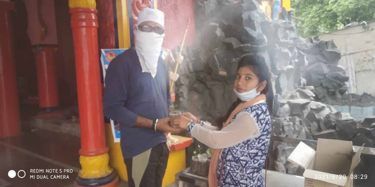 श्री खेड़ापति हनुमान मंदिर पर दर्शनार्थियों को वितरित किए औषधियुक्त 101 पौधे