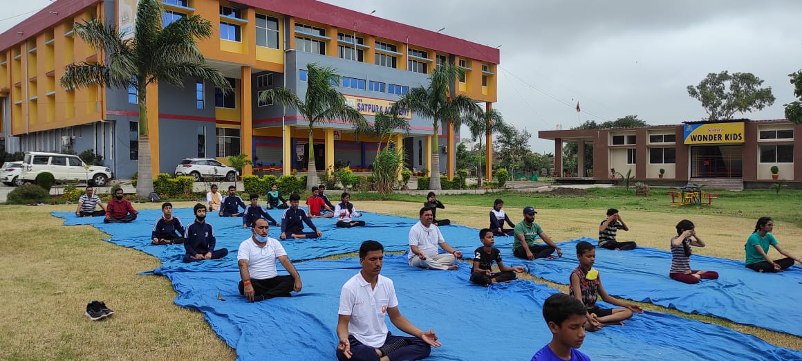 योग ऐसी औषधि है, जो मनुष्य को स्वस्थ रखती है अंतर्राष्ट्रीय योग दिवस पर सतपुड़ा एकेडमी में आयोजित योग प्रशिक्षण में श्री सेंधव ने कहा