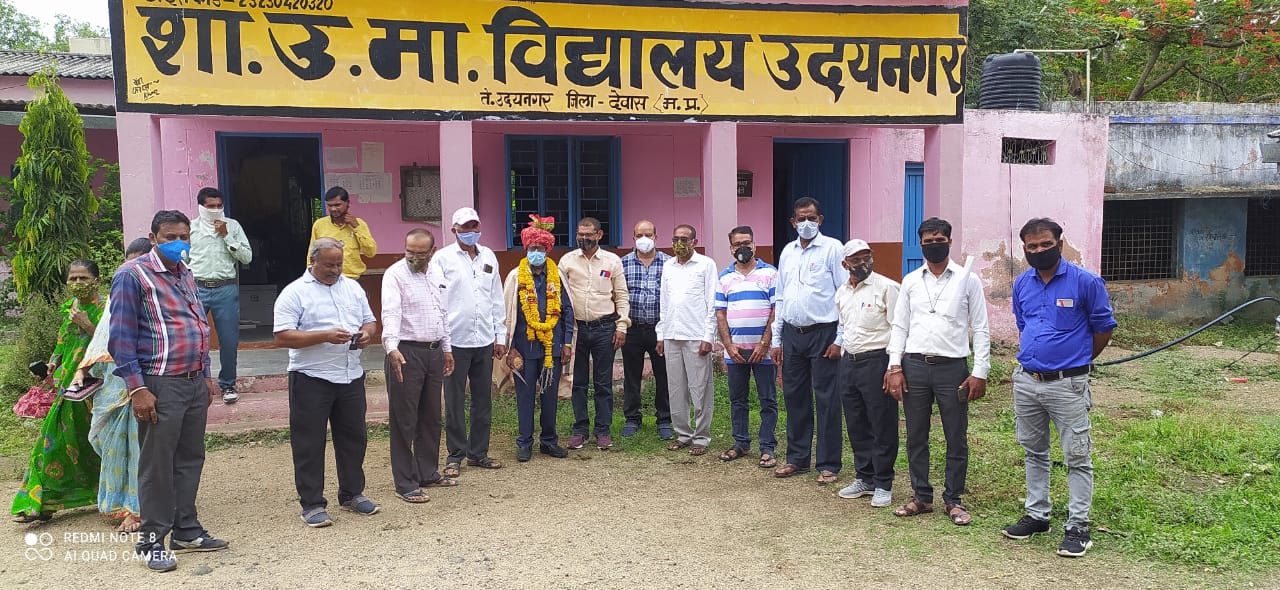 40 साल की सेवा के बाद हुए सेवानिवृत्त प्रधान अध्यापक रतनलाल सोलंकी  -प्रधान अध्यापक सोलंकी का कार्य व्यवहार अनुकरणीय रहा  -रामपुरा के प्रधान अध्यापक रतनलाल सोलंकी को सेवानिवत्ति पर दी विदाई