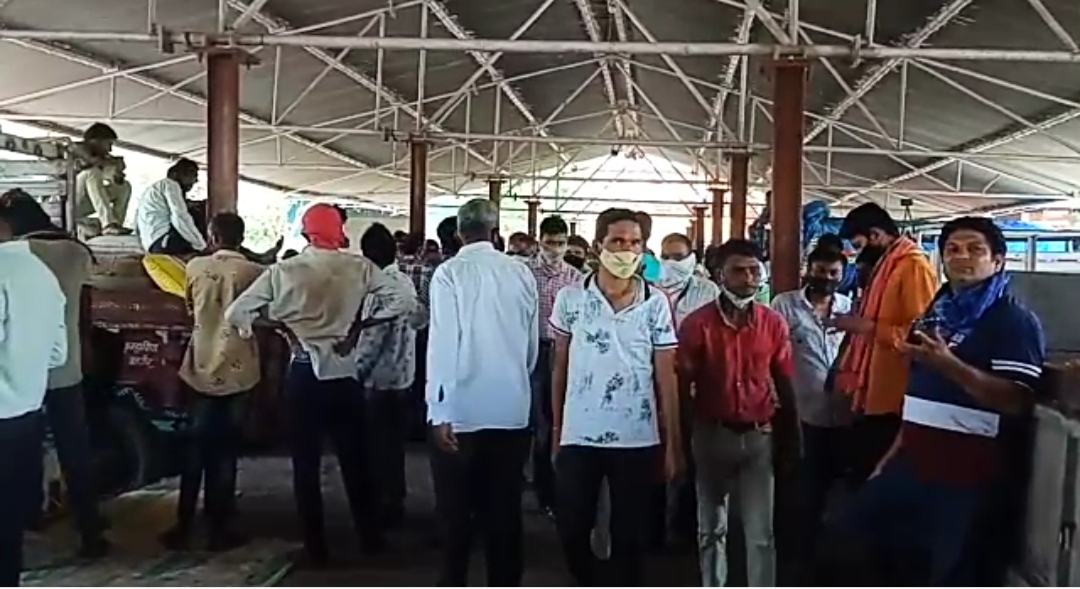 कृषि उपज नीलामी के दौरान कोरोना नियमों की उड़ाई जा रही है धज्जियां नहीं हो रहा है गाइडलाइन का पालन किसान और व्यापारीओ मे नहीं है कोरोना का भय देखिए अजय पाटनी की खास खबर