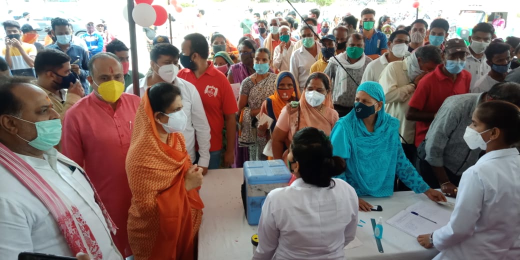 टीकाकरण के महा-अभियान में लोगों को प्रोत्साहित करने पहुंची विधायक