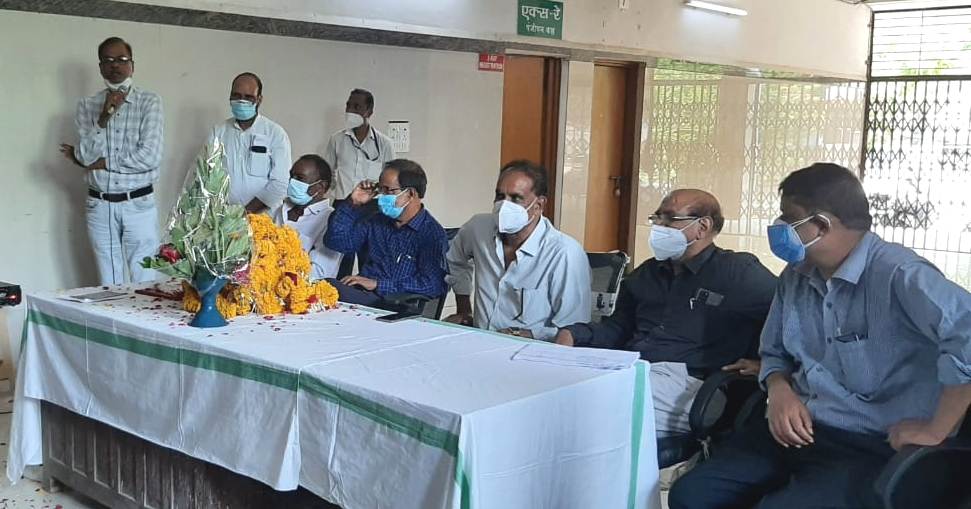 एक ईमानदार सेवाभावी डॉ. एस एस डगांवकर नाक, कान, गला रोग विशेषज्ञ जिला अस्पताल से हुए सेवानिवृत्त -चिकित्सक एवं अन्य स्टाफ ने स्वागत कर दी विदाई