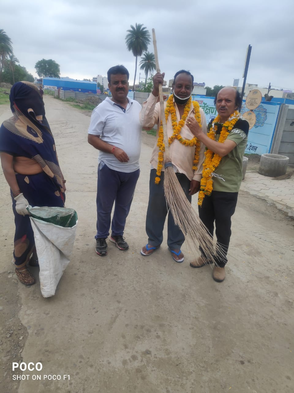 कोराना योद्धा सफाई कर्मी का सम्मान कर लोकप्रिय भजन गायक पंडित का मनाया जन्मदिन