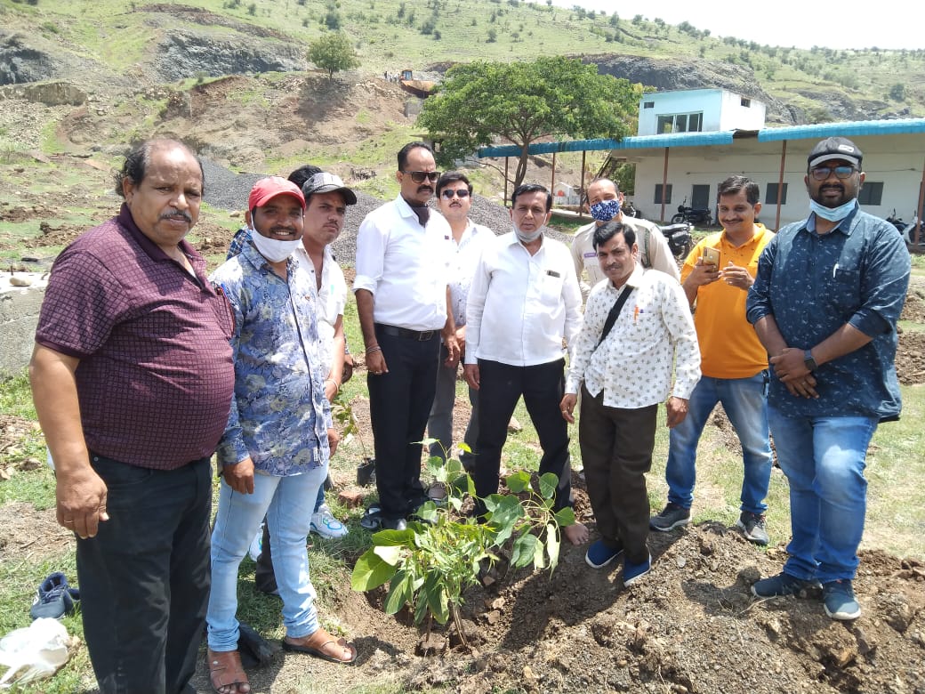 समाचार पत्र वितरण संघ ने शंकरगढ़ पहाड़ी पर किया पौधारोपण