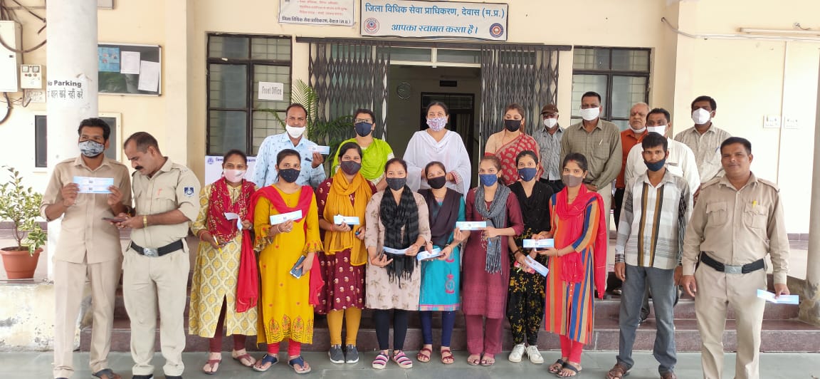 ’’देवास जिला विधिक सेवा प्राधिकरण द्वारा शिविर आयोजित कर न्यायिक कर्मचारीगण के ड्राईविंग लायसेंस बनवाए गए‘‘