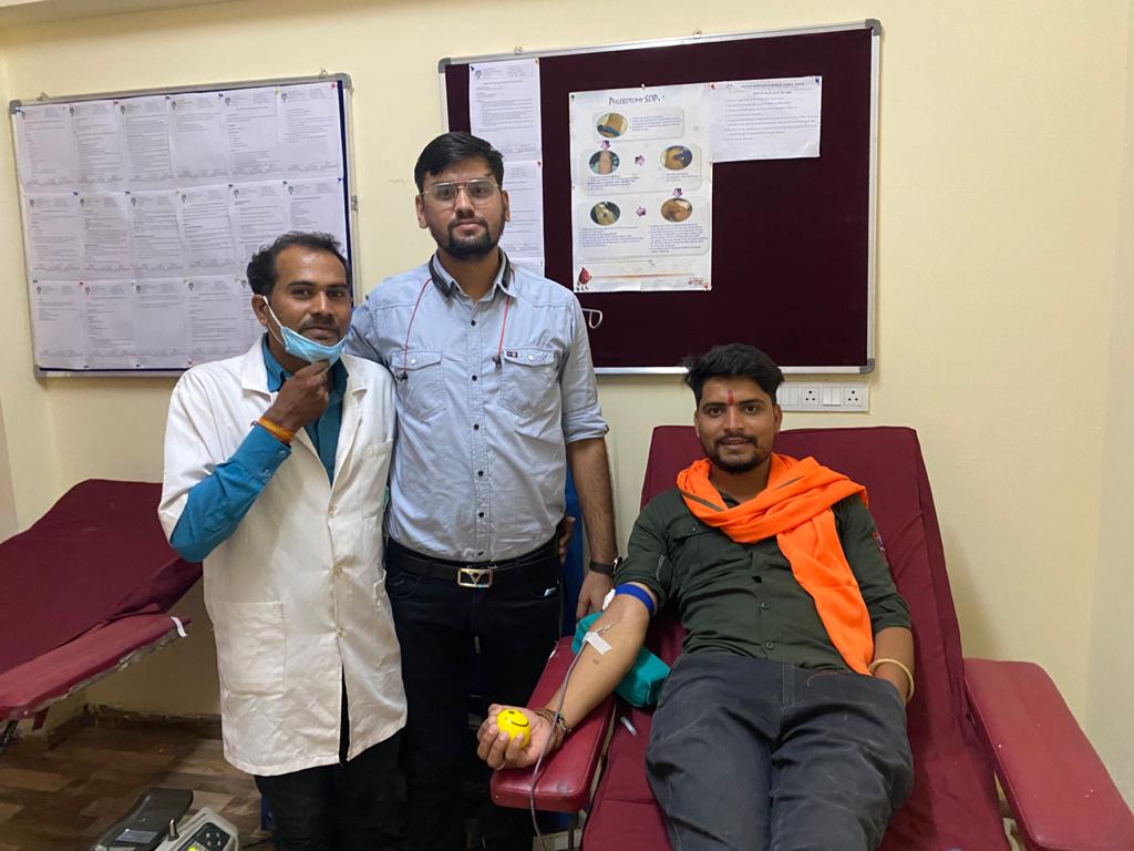 जब अमलतास हॉस्पिटल की नींव रखी थी तभी से मिली रक्तदान की प्रेरणा, सैकड़ों युवाओं ने किया रक्तदान ! – अमलतास में सैकड़ों रक्तवीरों ने किया रक्तदान – जन्मदिन पर सैकड़ों युवाओं को एकत्र किया कई यूनिट रक्तदान