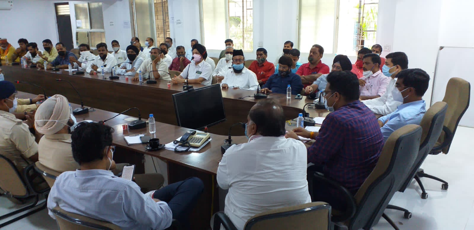 कलेक्टर श्री शुक्‍ला की अध्यक्षता शांति समिति की बैठक आयोजित  ———-  जिले के सभी नागरिक आगामी त्‍योहार कोरोना गाईड लाईन का पालन करते हुए मनाये –                                                              कलेक्टर श्री शुक्‍ला  ———-  नागरिकों से अपील है कि अपनी सुरक्षा के लिए पुलिस को सहयोग करे – एसपी डॉ. सिंह