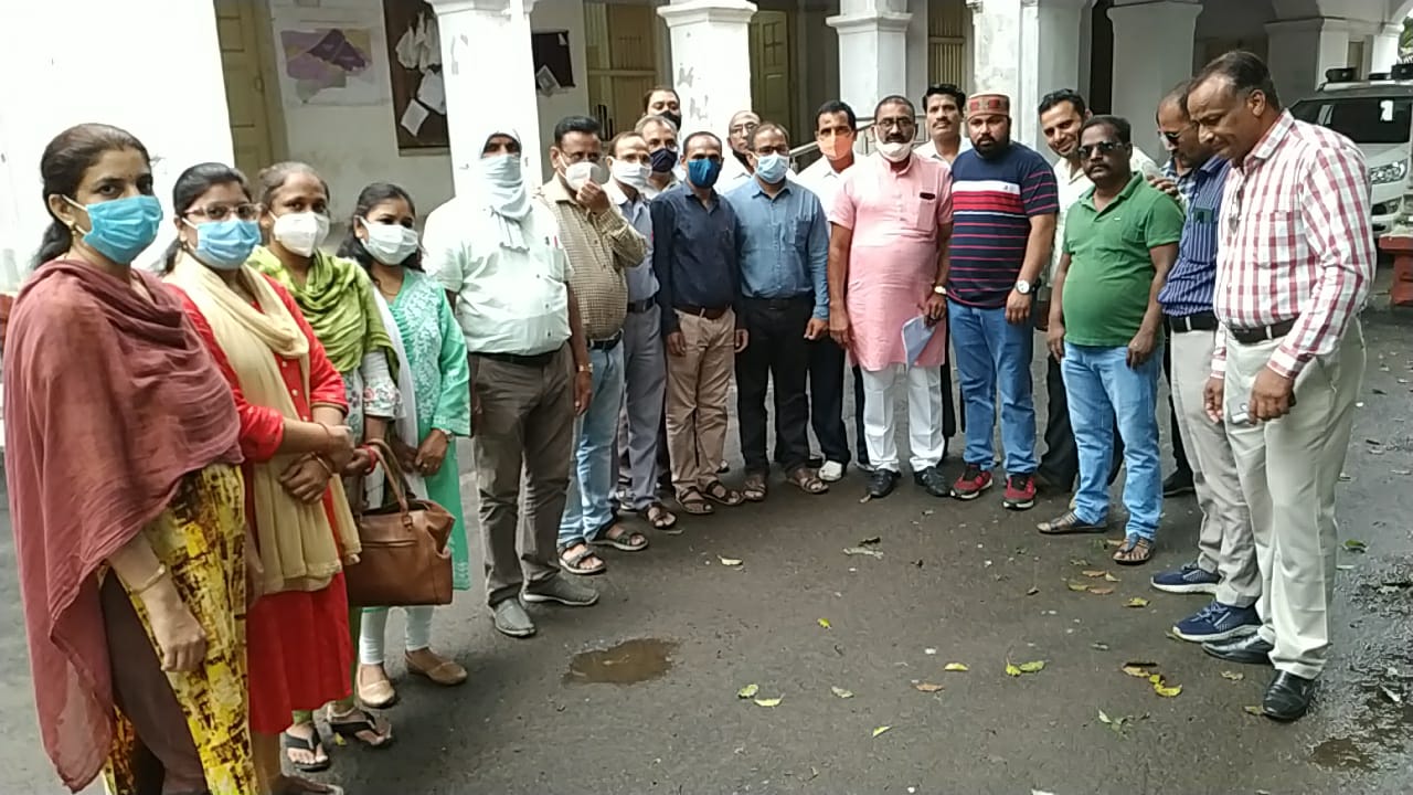 प्रांतीय शिक्षक संघ ने विभिन्न मांगों को लेकर दिया मुख्यमंत्री के नाम ज्ञापन