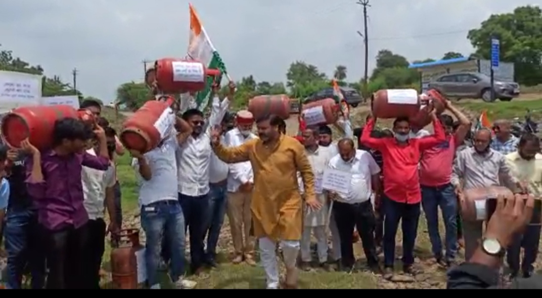 युवा कांग्रेस नेताओं का अनोखा विरोध प्रदर्शन, गैस सिलिंडर के मूल्य मे वृद्धि के विरोध में  विसर्जन किया उठाए लकड़ी के गट्ठे
