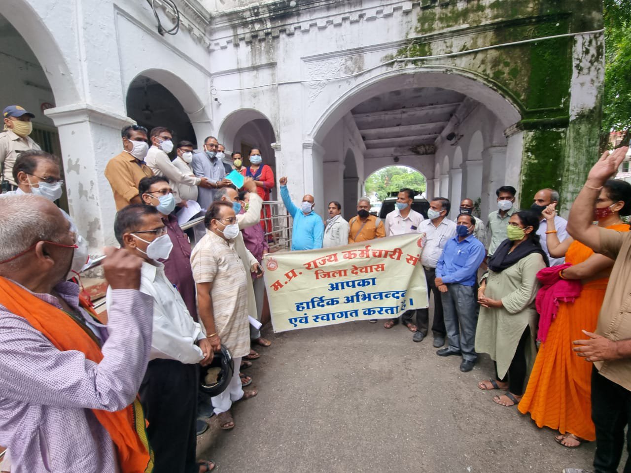 —————- मध्यप्रदेश राज्य कर्मचारी संघ देवास ने माननीय मुख्यमंत्री के नाम कलेक्टर कार्यालय में तहसीलदार श्रीमती पूनम तोमर को दिया ज्ञापन। ————- मध्यप्रदेश राज्य कर्मचारी संघ देवास ने  माननीय मुख्यमंत्री को 23 सूत्री मांगों को लेकर दिया ज्ञापन