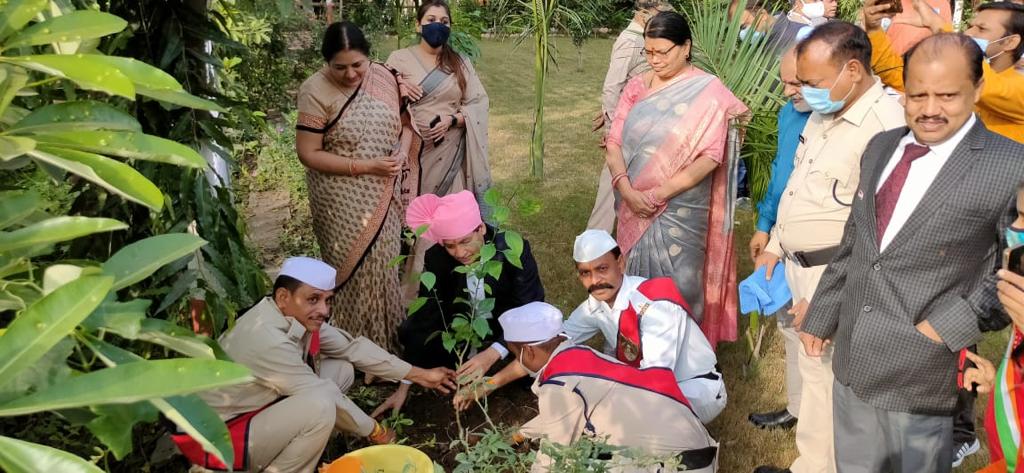 जिला न्यायालय में ध्वजारोहण के बाद पौधारोपण कर उत्साह से मनाया स्वतंत्र दिवस पर्व