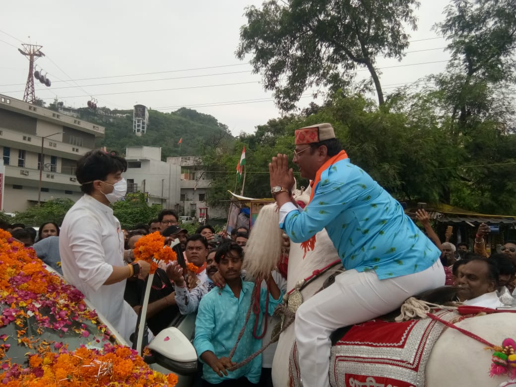 घोड़े पर सवार होकर बैस ने ज्योतिरादित्य सिंधिया का किया स्वागत